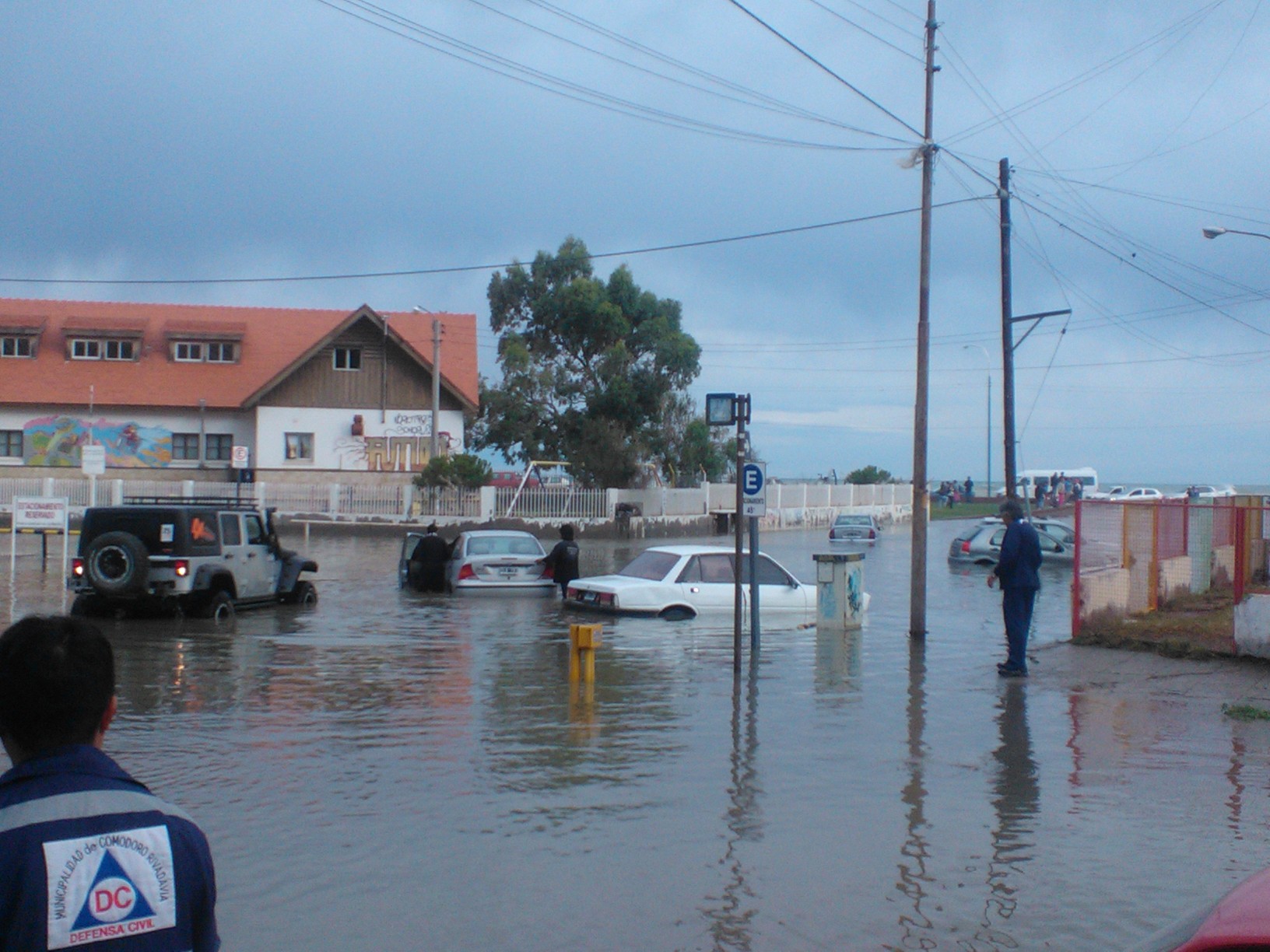 Marejada dejó diez autos bajo el agua