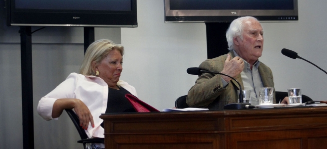 Carrió y Pino presentaron su acuerdo entre piropos y peleas arriba del escenario