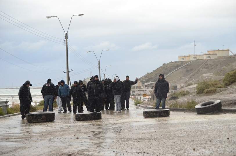 Desocupados se ubican fuera de la playa de tanques de YPF