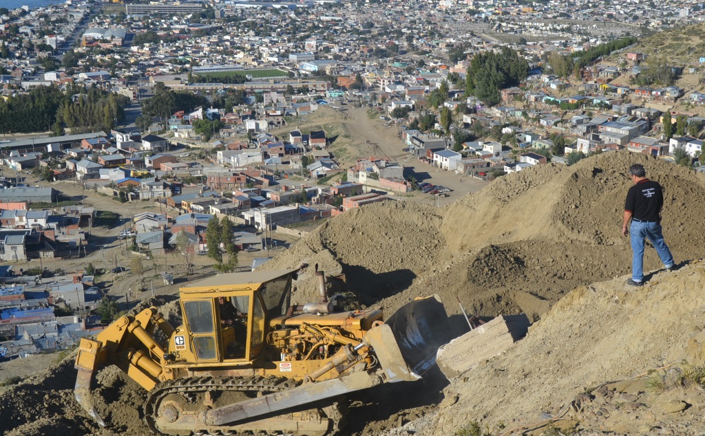 Trabajan en desplazamiento de pilares en riesgo de derrumbe