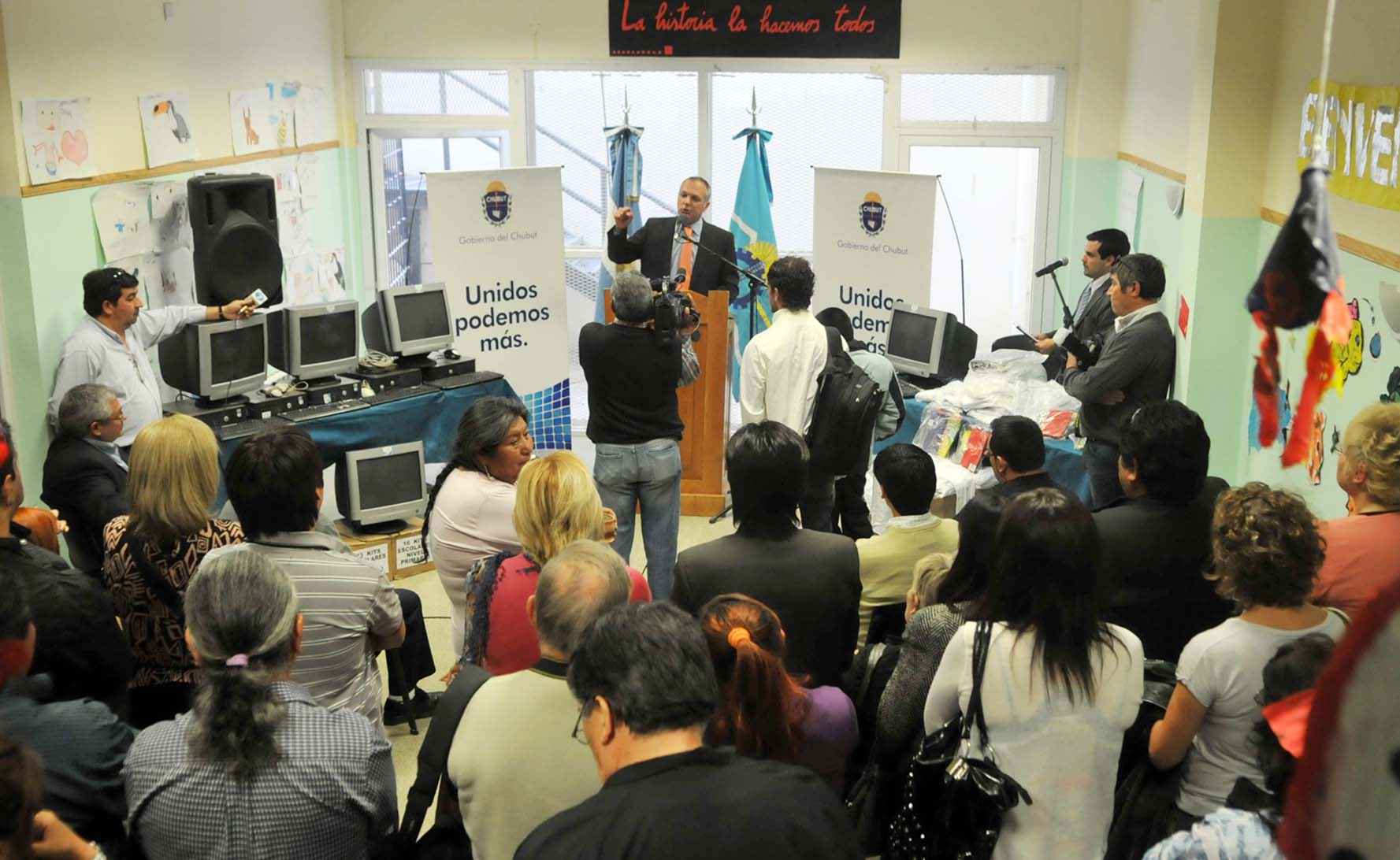 Entregan computadoras desde Proyecto Puente