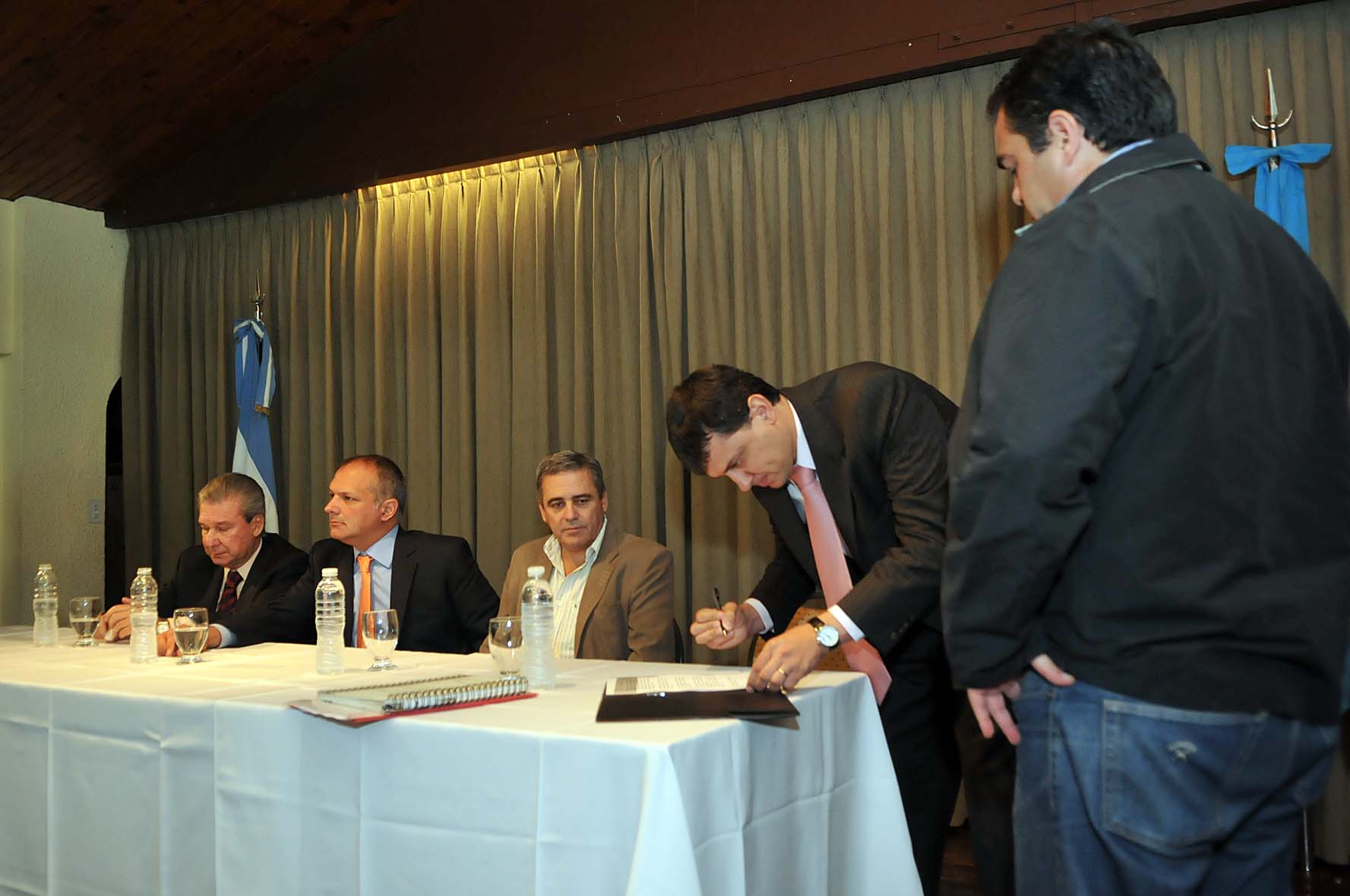 Se firmó la ampliación del Alvear y el compromiso del muro costero