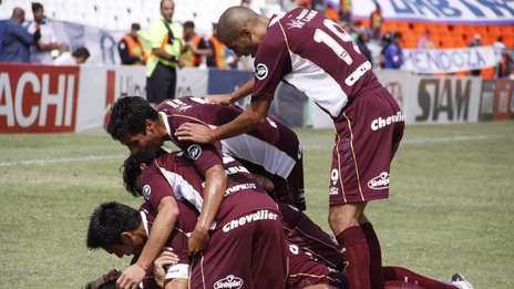 Lanús ganó en Mendoza y sigue siendo único líder