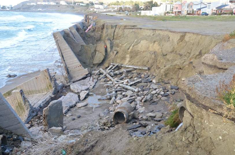 El murallón del Hospital Alvear podría sucumbir ante las marejadas