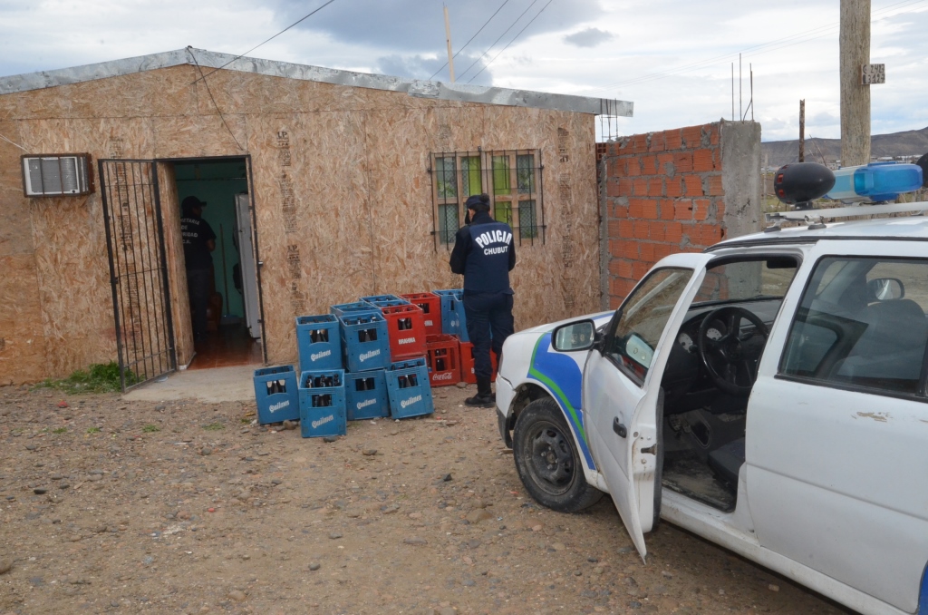 Operativos: Clausuran kioscos clandestinos