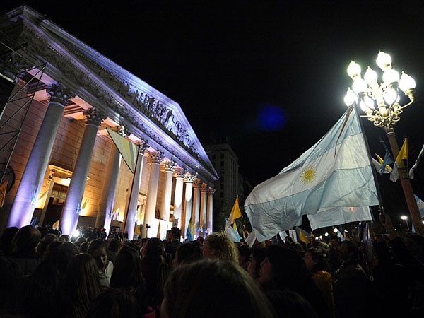Sorpresa: el Papa llamó para saludar a los fieles en Plaza de Mayo
