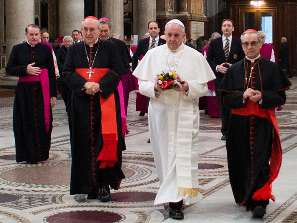 «Cuando la Iglesia no camina, se desmorona”