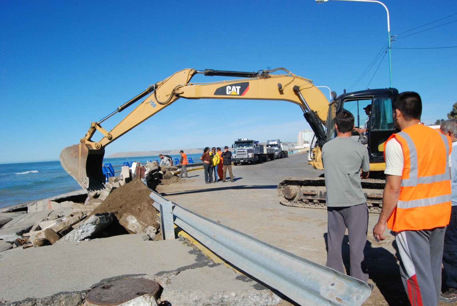 Trabajan en el muro de la avenida Ducós