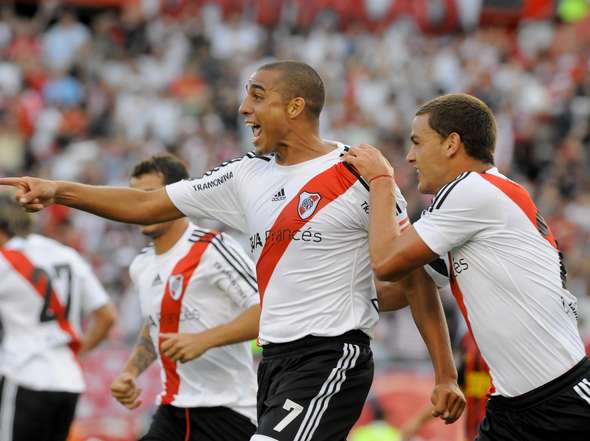 River se subió a la punta derrotando a Colón
