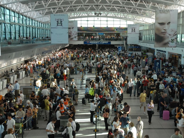 Gobierno analiza retenciones del 15% a paquetes turísticos y vuelos