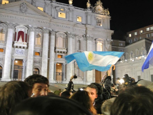 La polémica abre el encuentro entre el nuevo Papa y la Presidente