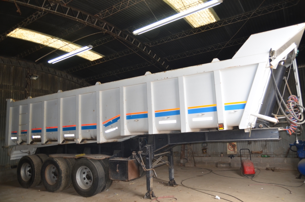 Decomisan dos camiones con mercadería