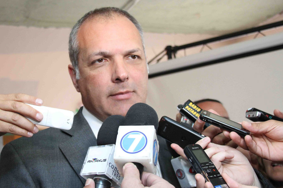 Despiden a funcionario por irse de viaje en vehículo oficial