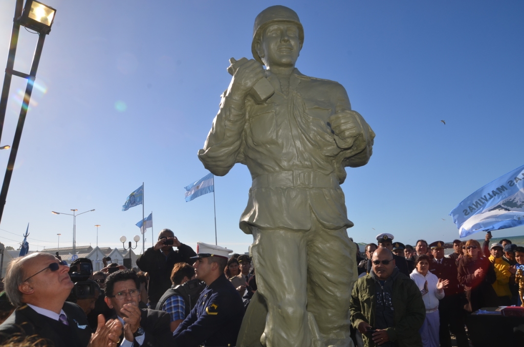 Inauguraron el monumento al soldado Almonacid
