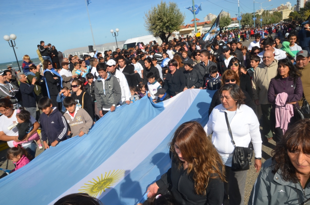 Miles de comodorenses homenajearon a los caídos en Malvinas