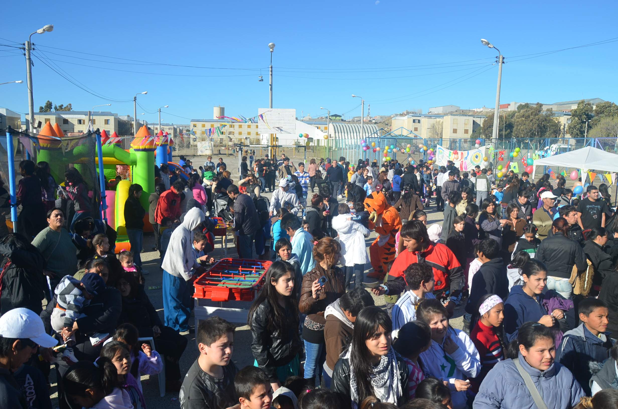 Organizan actividades recreativas para jóvenes y familia en las 1.008