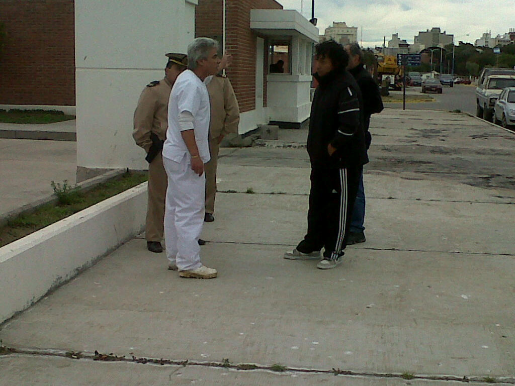 Descubren trabajadores del puerto en condiciones inhumanas