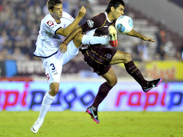 Lanús alcanzó a salvar el invicto y la punta ante Quilmes: 2-2