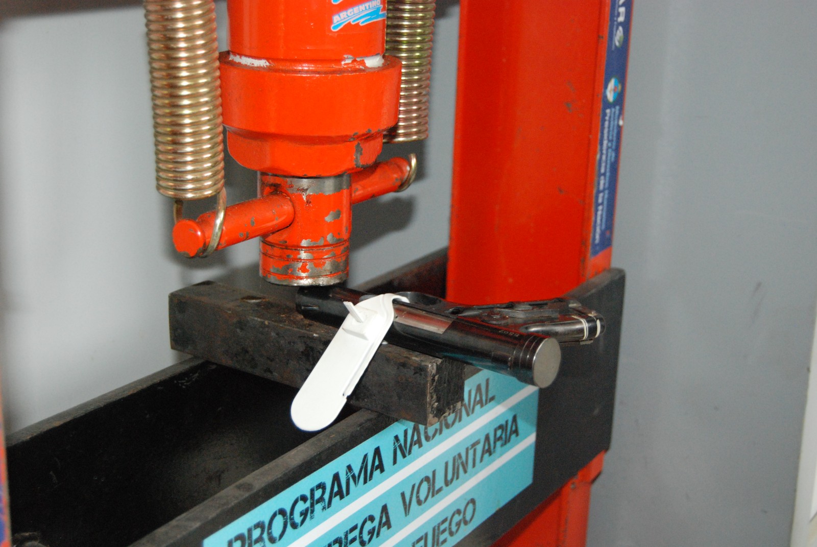 “Tener armas genera más peligros que seguridades”