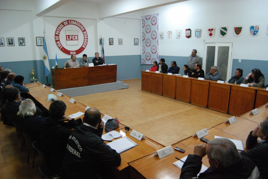 Buscan combatir la violencia en el fútbol local