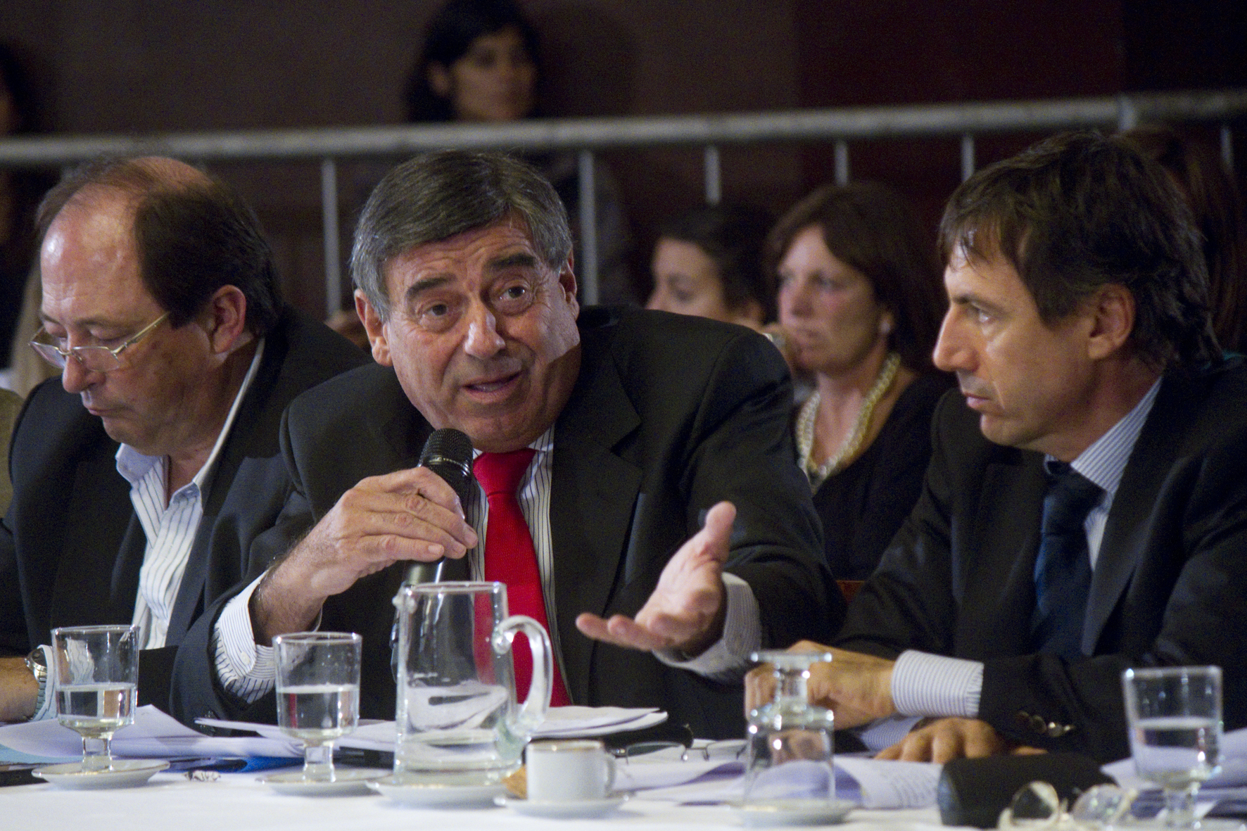 Cimadevilla: “Buzzi quiere ser como Menem y Das Neves”