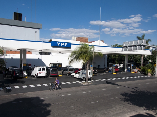 YPF adelantó un aumento del precio de sus naftas y gasoil