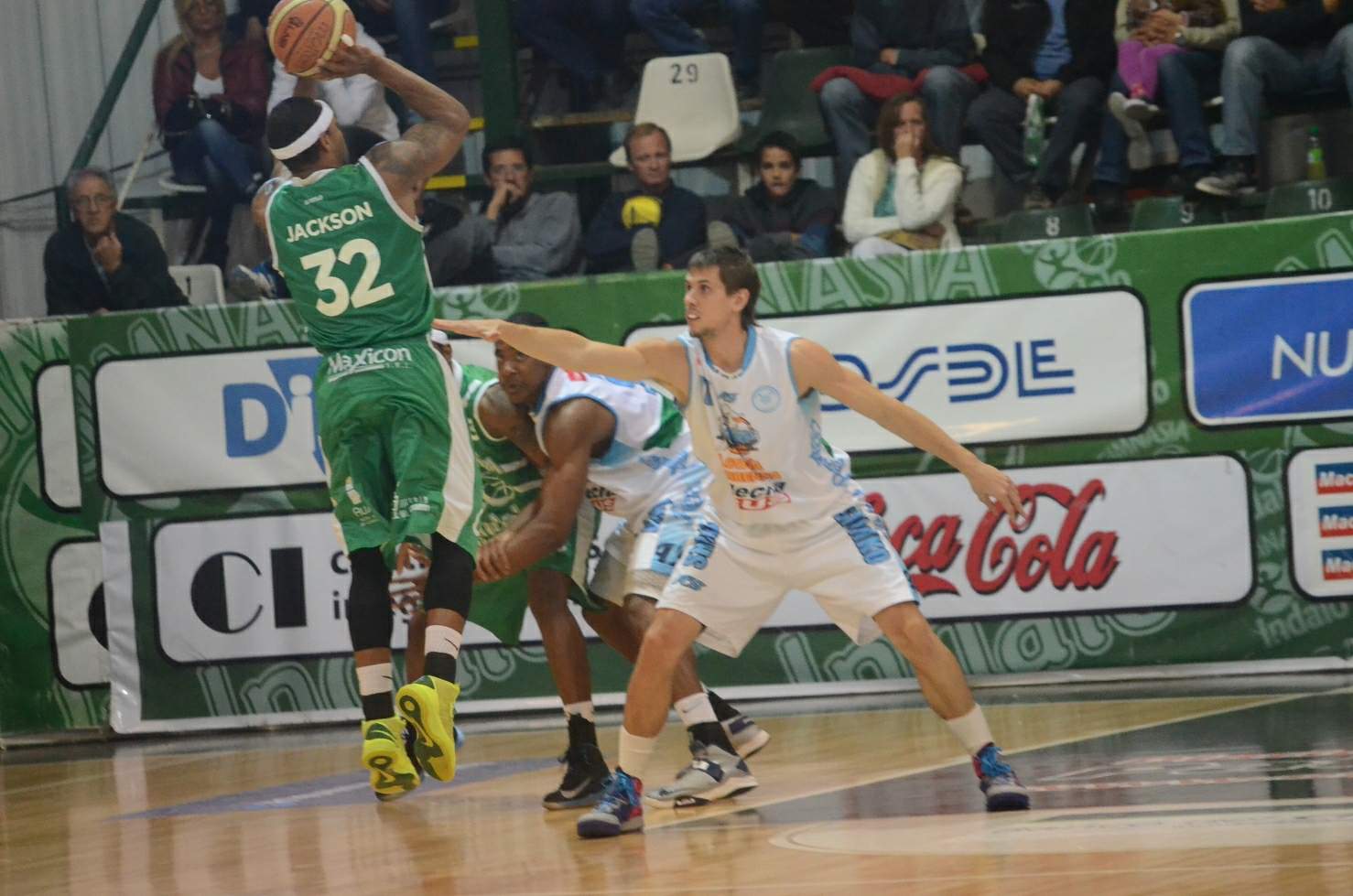 Gimnasia forzó un cuarto juego ante Regatas