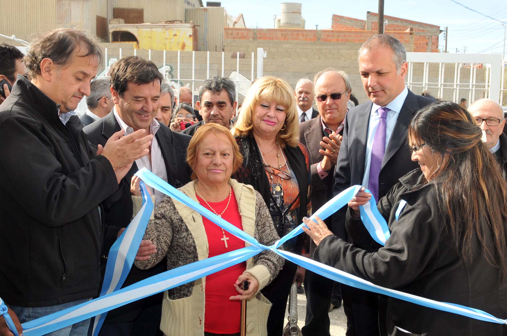 Buzzi inauguró una Vecinal con Centro de Salud