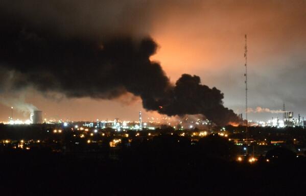 Un incendio afectó la destilería de Ensenada de YPF y evacuaron el lugar