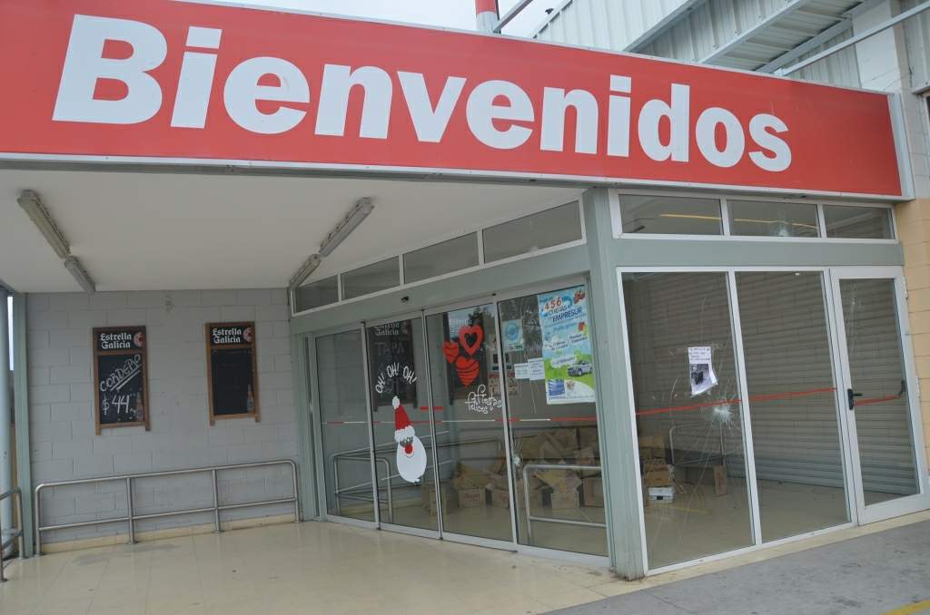 Roban y en la huida vuelcan. Murió un bebé