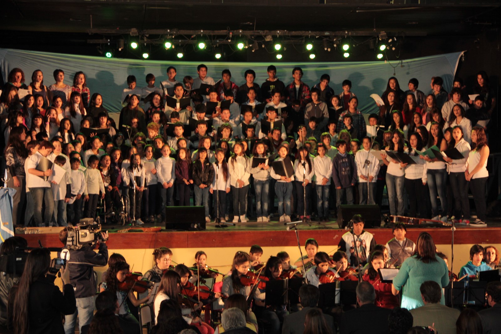 Jóvenes de la Provincia deleitaron este 25 de Mayo