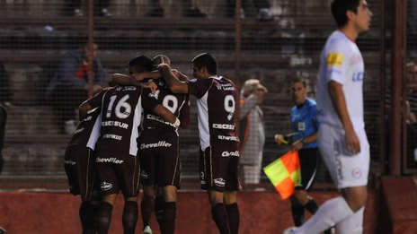 Lanús volvió al triunfo y a la punta