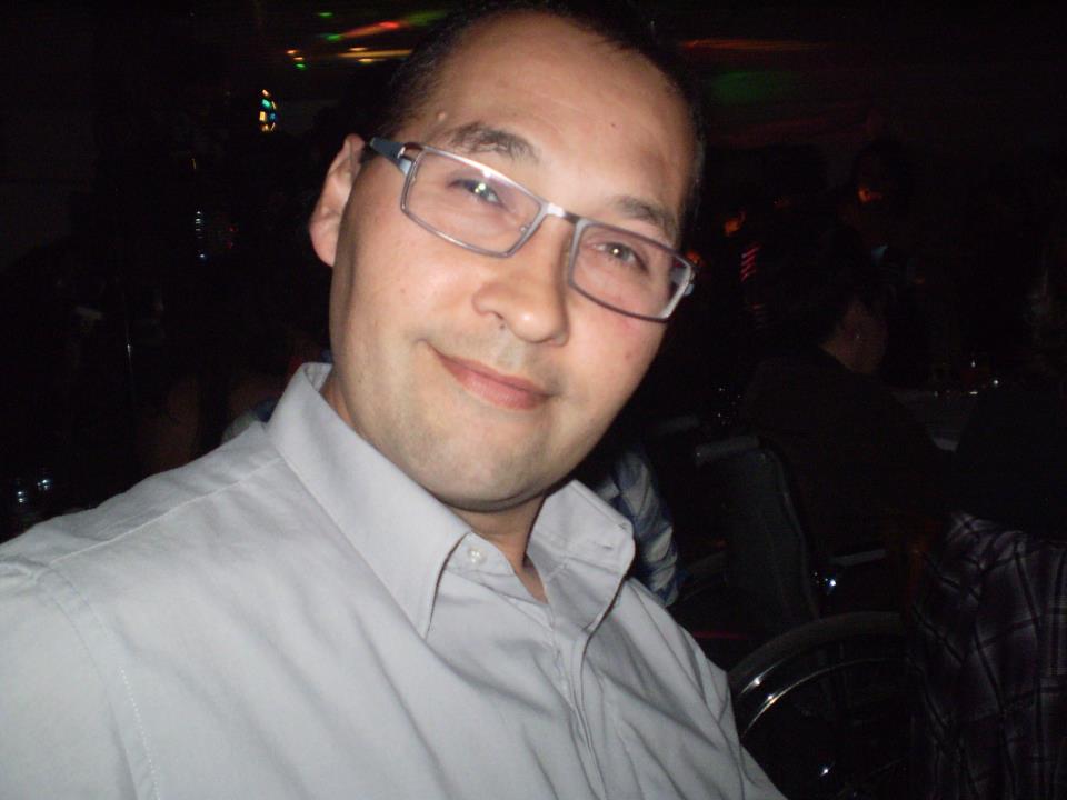 Un hombre busca a su hijo en Comodoro