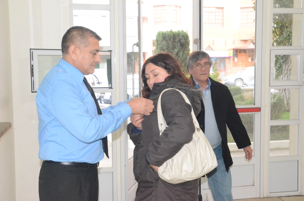 Semana de Mayo: El municipio entrega escarapelas en el Centro