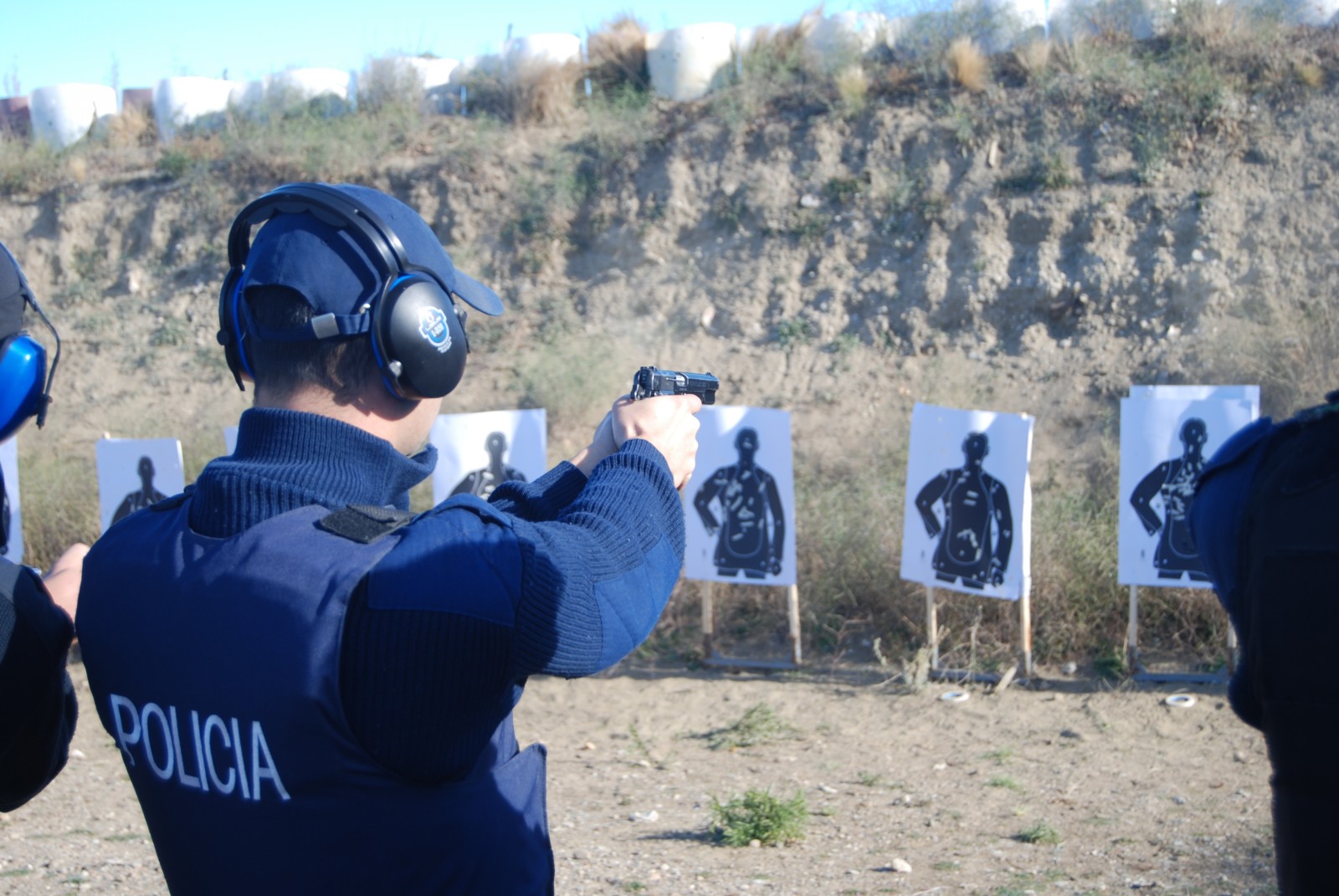 Policías se capacitan en prácticas de tiro