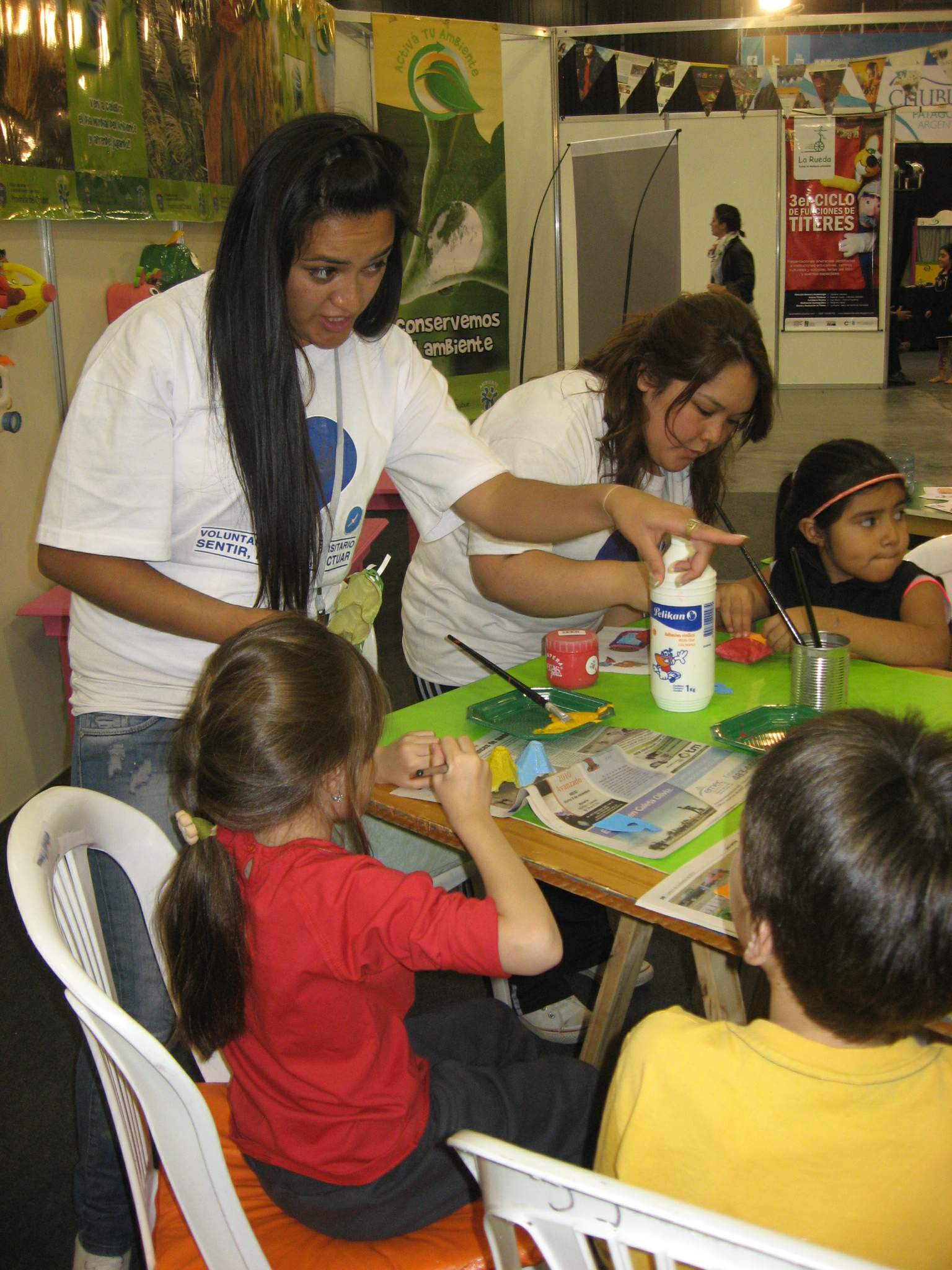 Expo Niño: Enseñan a hacer juguetes con material reciclable