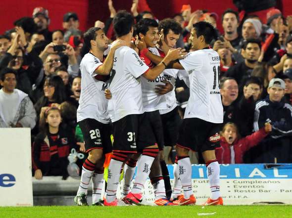 Newell’s goleó a Boca y mantuvo la punta
