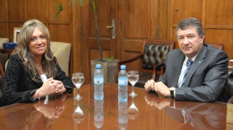 Artero alza banderas para que Yauhar siga como ministro