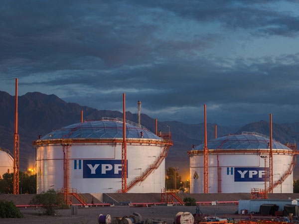 La producción de YPF cayó 40% en una década