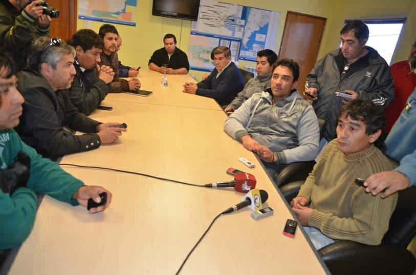 Petroleros impiden salida de equipos hacia Neuquén