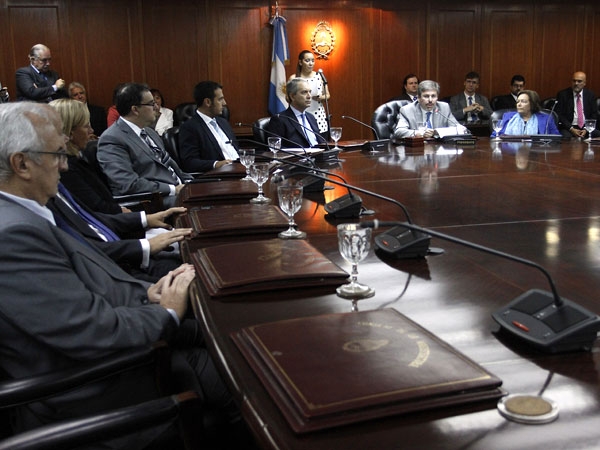 Jueces y opositores, a la Justicia para frenar elección de consejeros