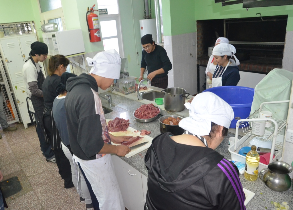 Suman programa juvenil al “Locro para Todos”