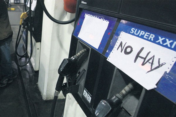 Por el incendio en YPF faltan naftas