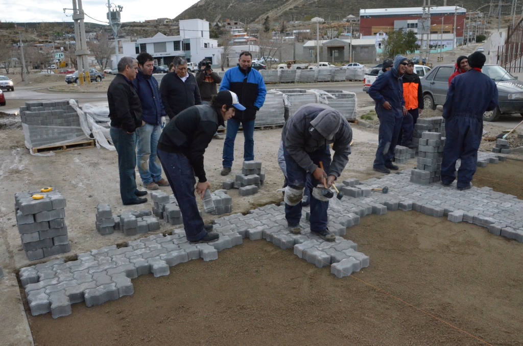 Colocan adoquines en Máximo Abásolo