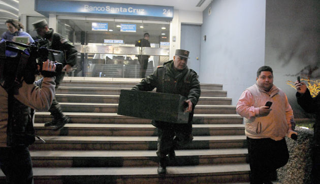 Allanaron el Banco Santa Cruz