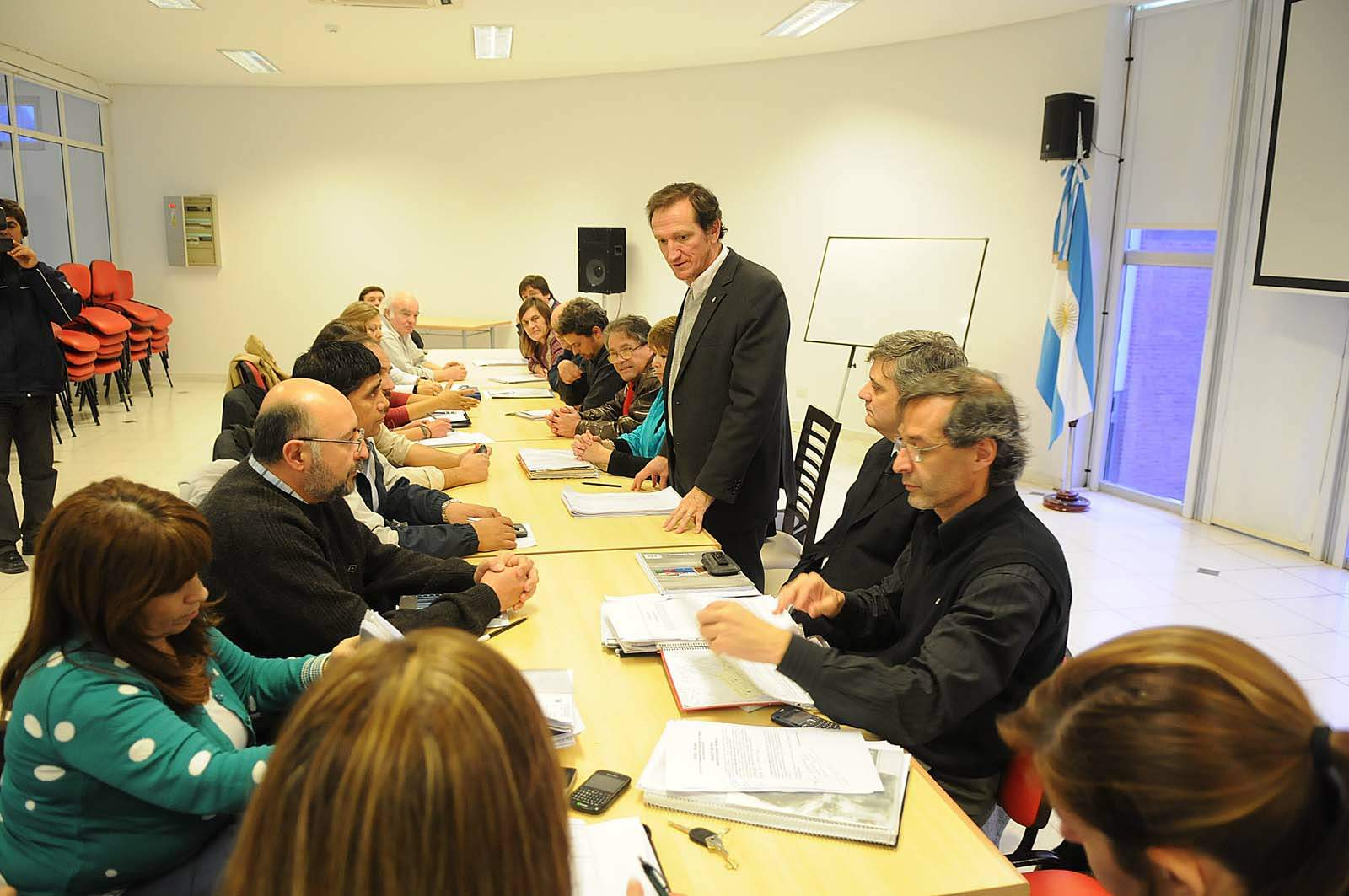 Zaffaroni encabeza paritarias con gremios de la Educación