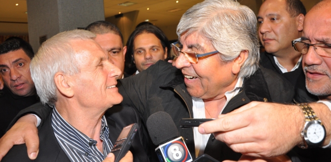 Un abrazo alienta posible mediación del Papa para unir las CGT