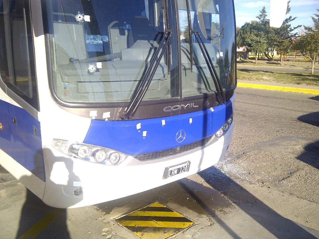 Atacaron a balazos el colectivo de los Petroleros