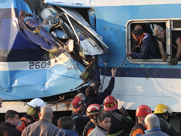 Chocaron dos trenes: hay 3 muertos y 315 heridos