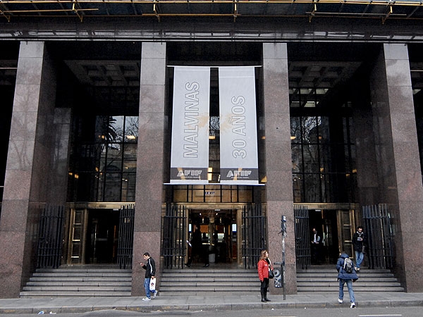 Una jueza federal falló contra el cepo al dólar